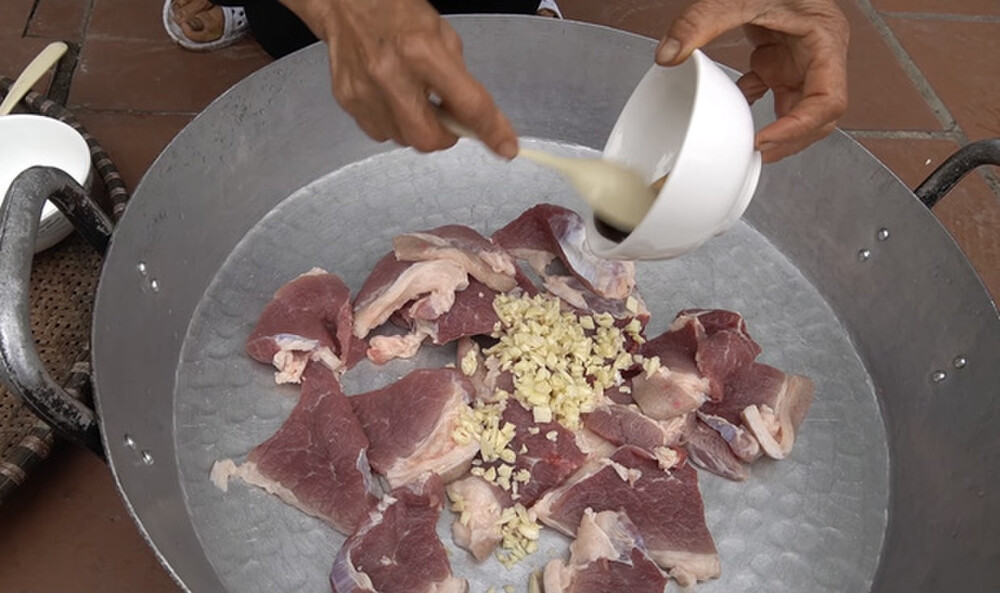 Trổ tài làm món ăn này,bà Tân cũng đã rất "có tâm" khi chuẩn bị mỡ hành, bì heo, thịt sườn và cả gạo tấm đúng điệu.