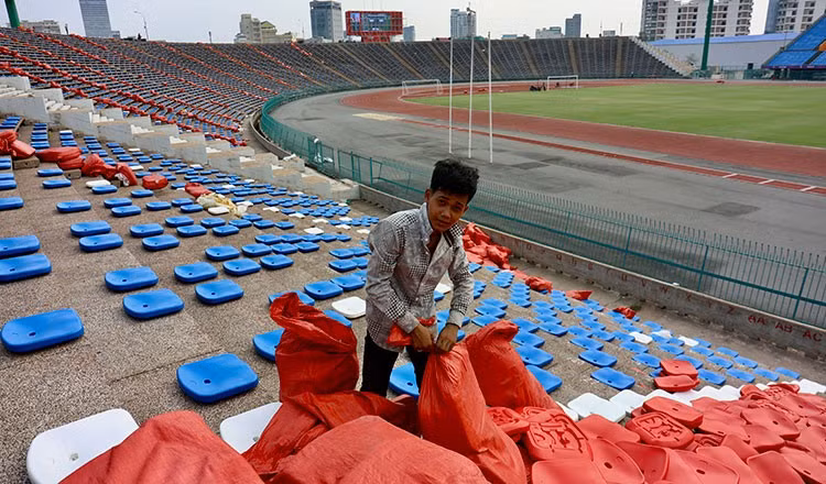 Khi vào bên trong sân Olympic ở Phnom Penh này cảm giác rất giống bên trong sân Cần Thơ. Ảnh: CTP