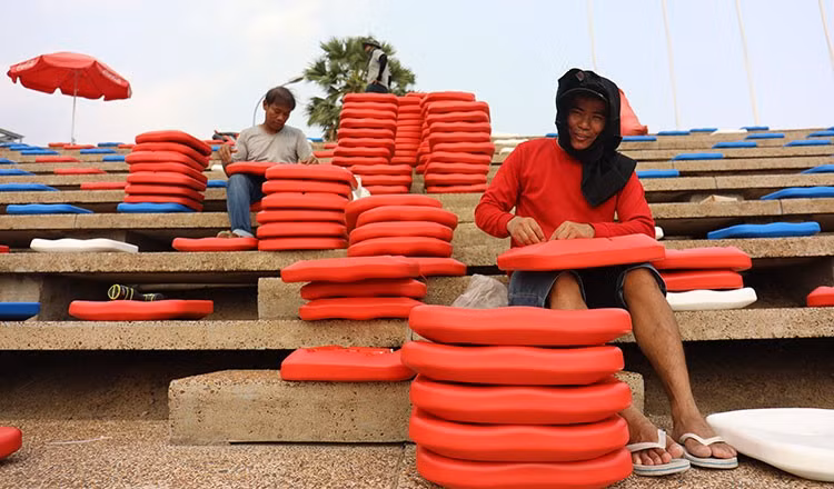 "Bóc tem" các ghế ngồi thô sơ bằng nhựa. Ảnh: CTP