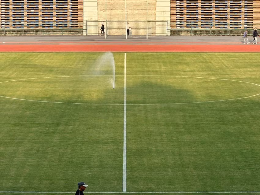 Sân vẫn được dùng là sân quốc gia của đội tuyển Campuchia, nhiều thập niên qua, mặt sân phủ cỏ nhân tạo. Ảnh: CTP