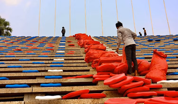 Lắp đặt ghế tạm thời là hạng mục cuối cùng của sân Olympic chờ ngày 29-4 quả bóng môn bóng đá SEA Games 32...lăn. Ảnh: CTP