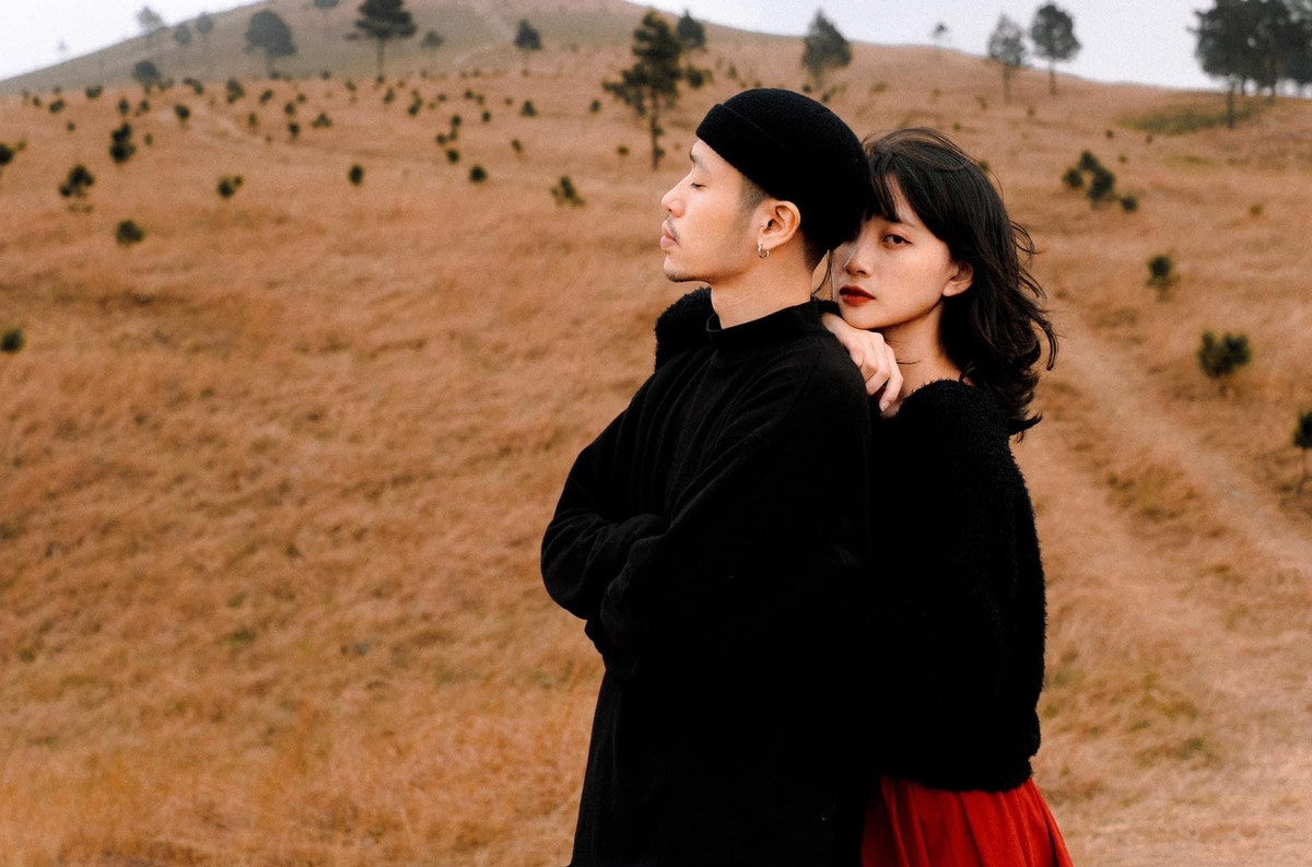 Lời khuyên cho cặp đôi yêu nhau lâu: Nên làm mới tình yêu bằng những chuyến đi, trải nghiệm. “Du lịch cùng nhau giúp chúng ta có nhiều thời gian vui vẻ bên nhau, kỷ niệm, cảm xúc và hiểu nhau hơn,… Cùng trải nghiệm, cùng tận hưởng, cùng thả lỏng để khám phá thế giới là điều rất thú vị và ý nghĩa”, Dung nói.