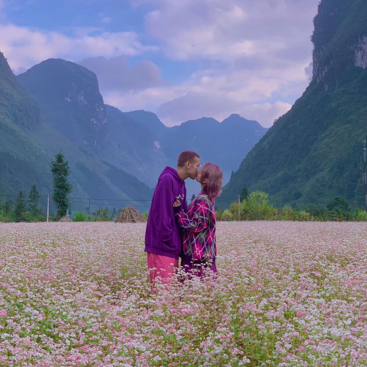 Nhìn lại gần một thập kỷ bên nhau, điều Khang và Dung trân trọng nhất là cả hai dành cả thanh xuân tươi đẹp cho nhau, cùng trải qua những kỷ niệm vui, buồn, lúc thăng, trầm và đồng hành trong tình yêu, công việc, gia đình, cuộc sống. Quan điểm về tình yêu của hai người đơn giản là: “Trao cho nhau những điều tốt đẹp, sẻ chia, yêu thương và tử tế”. 