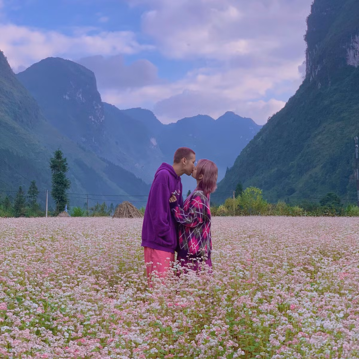 Nhìn lại gần một thập kỷ bên nhau, điều Khang và Dung trân trọng nhất là cả hai dành cả thanh xuân tươi đẹp cho nhau, cùng trải qua những kỷ niệm vui, buồn, lúc thăng, trầm và đồng hành trong tình yêu, công việc, gia đình, cuộc sống. Quan điểm về tình yêu của hai người đơn giản là: “Trao cho nhau những điều tốt đẹp, sẻ chia, yêu thương và tử tế”. 