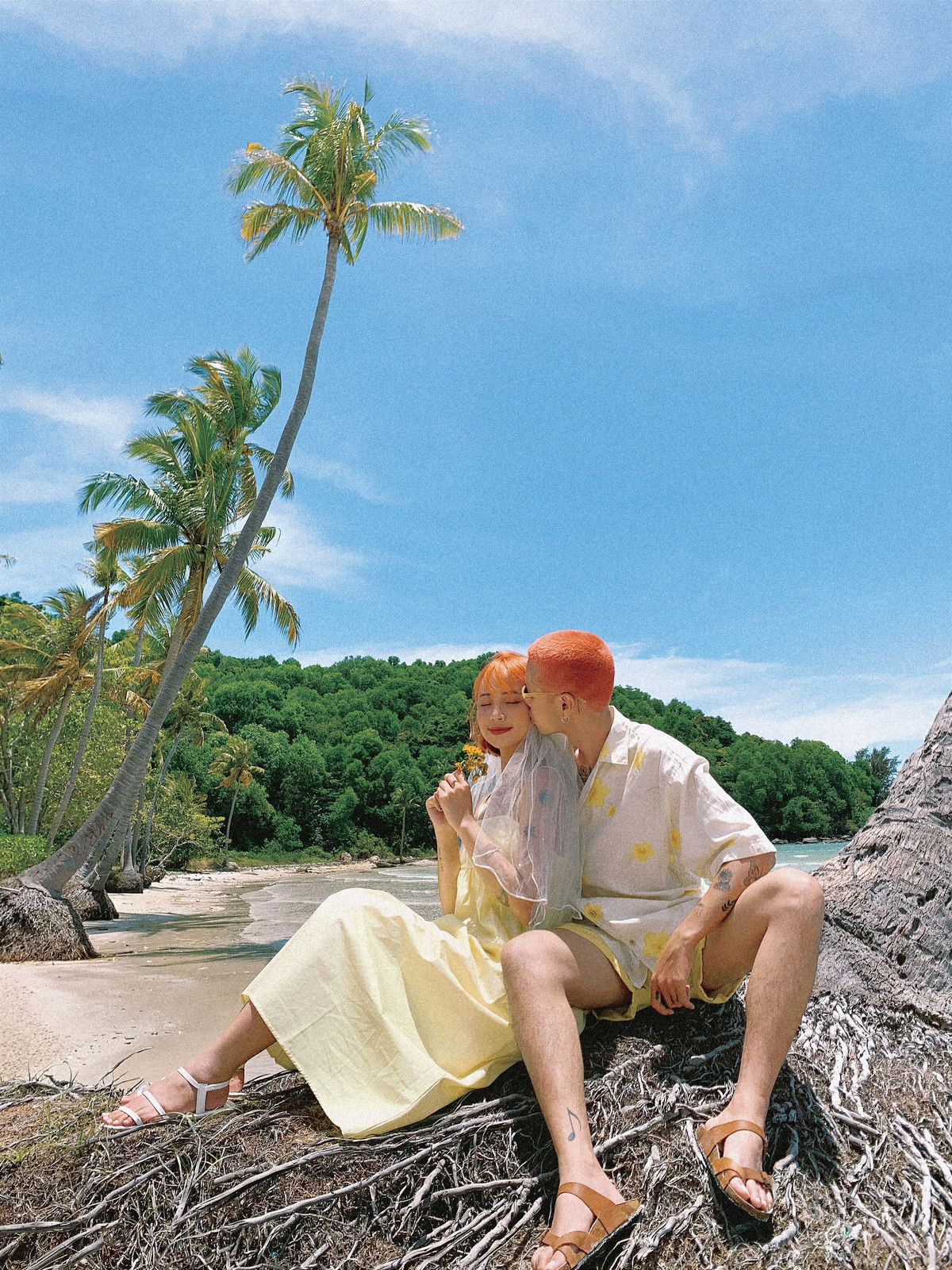 Lần đầu tình cờ gặp gỡ, Khang đã thích Dung vì nụ cười xinh của bạn gái. Sau này, anh mới biết cả hai đã là bạn bè trên mạng. Qua những lần trò chuyện và hẹn hò, họ yêu nhau từ khi nào không hay. Đến lần gặp thứ 4, Khang bất ngờ hôn Dung và tỏ tình. Hai người chính thức thành một cặp.