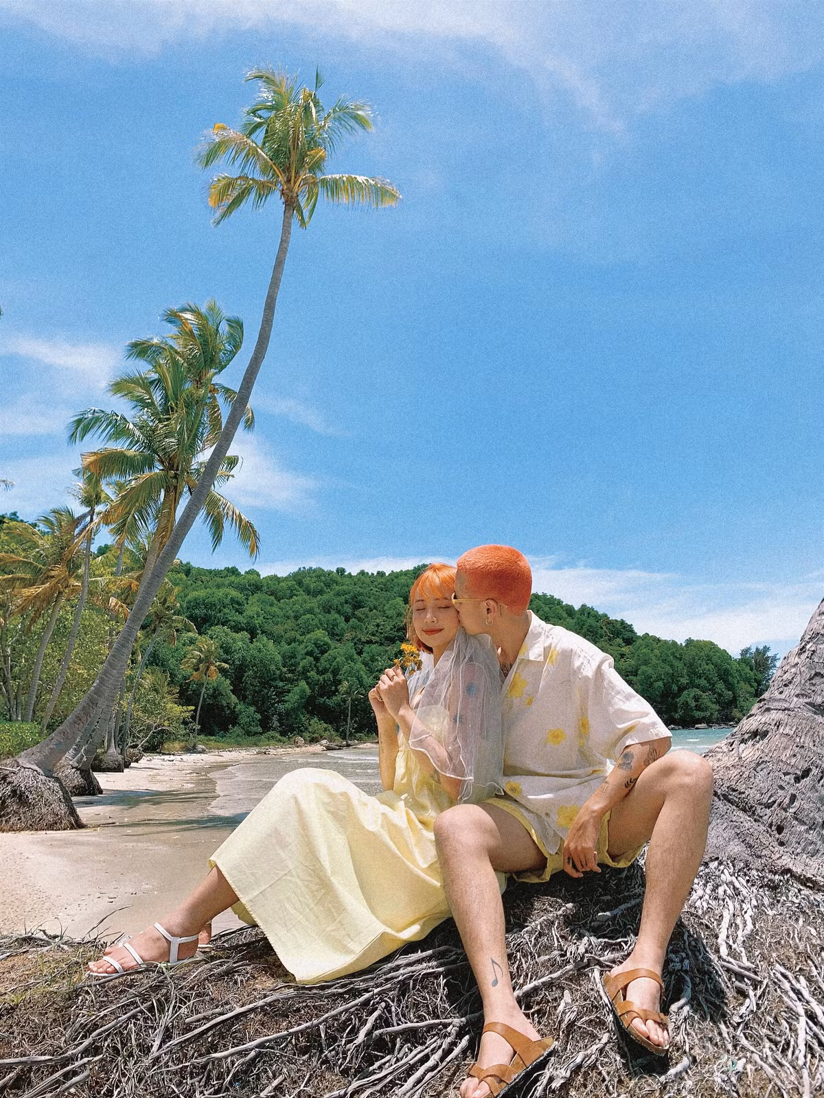 Lần đầu tình cờ gặp gỡ, Khang đã thích Dung vì nụ cười xinh của bạn gái. Sau này, anh mới biết cả hai đã là bạn bè trên mạng. Qua những lần trò chuyện và hẹn hò, họ yêu nhau từ khi nào không hay. Đến lần gặp thứ 4, Khang bất ngờ hôn Dung và tỏ tình. Hai người chính thức thành một cặp.