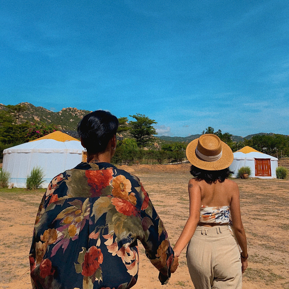 “Kế hoạch của hai đứa trong tương lai là cùng phát triển công việc hiện tại, đi nhiều nơi, khám phá nhiều điều thú vị hơn, về chung một nhà và mở tiệm nhỏ xinh để cùng cố gắng”, Dung chia sẻ.