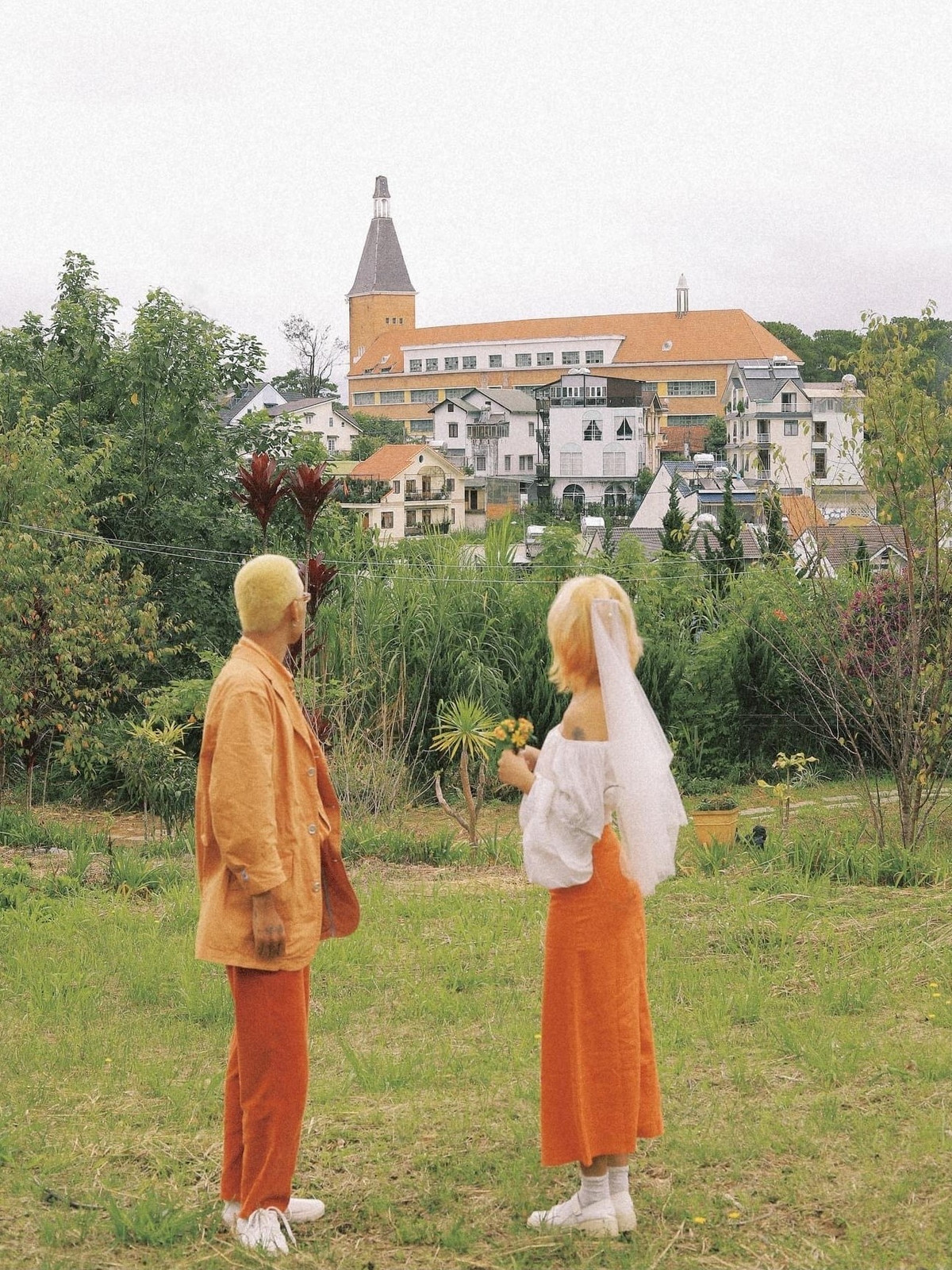 Trước mỗi chuyến đi, Khang và Dung lên kế hoạch trước để thu xếp công việc. Hai người thường tìm hiểu những địa điểm chụp hình đẹp, thời gian, cảnh quan để chuẩn bị trang phục phù hợp, đồ ăn, thời tiết, giao thông để tiện di chuyển và lên lịch trình cụ thể. Ngoài ra, có chung đam mê về thời trang, Khang và Dung luôn chọn trang phục ton-sur-ton, khi nhuộm tóc cũng chọn màu giống nhau.