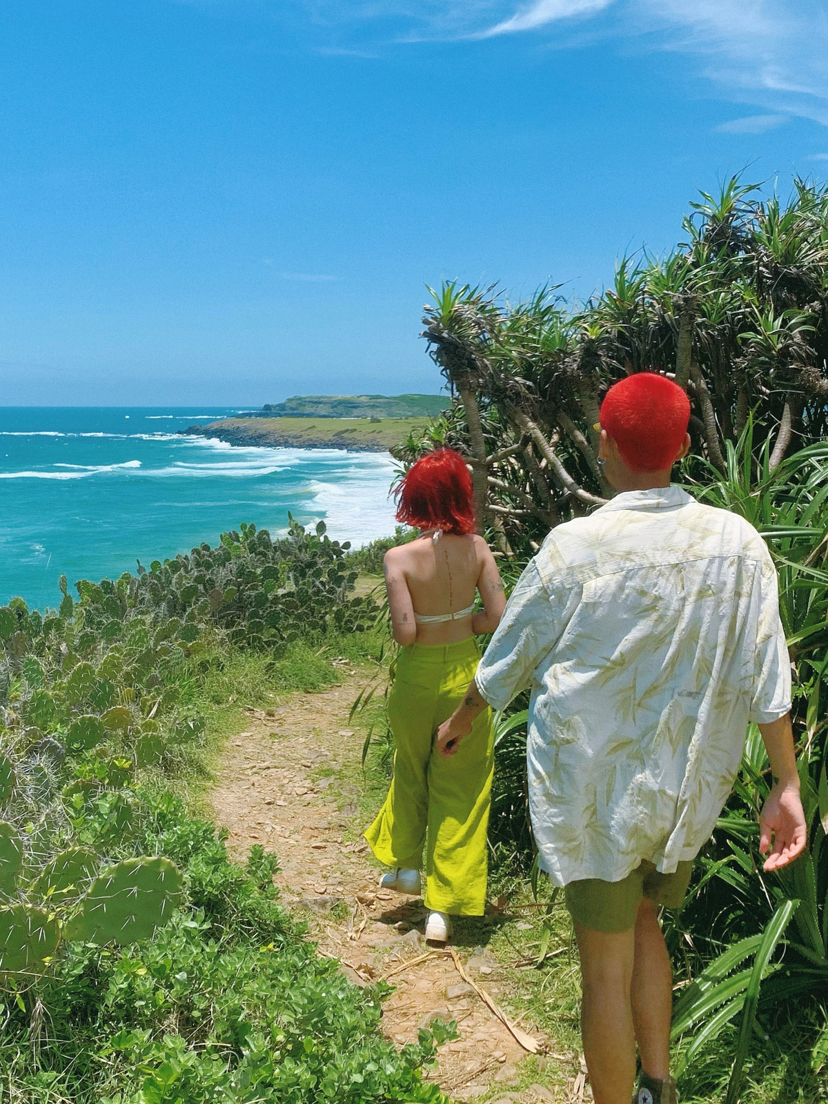 Tháng 8/2017, Khang và Dung rời quê Quảng Ninh vào Đà Nẵng lập nghiệp. Có chung đam mê du lịch, hai người có chuyến đi đầu tiên cùng nhau tới Đà Lạt nhân dịp sinh nhật Dung. Khi có thời gian rảnh, Khang và Dung lại lên đường khám phá. Đến nay, cả hai đặt chân tới nhiều địa điểm như Đà Lạt, Phú Quốc, Huế, Phú Yên, Hà Giang, Quy Nhơn, Mũi Né, Ninh Thuận, Gia Lai, Kon Tum, Đắk Lắk, TP.HCM, Nha Trang, Lý Sơn, Hà Nội, Hải Phòng, Hà Tĩnh, Vinh,…