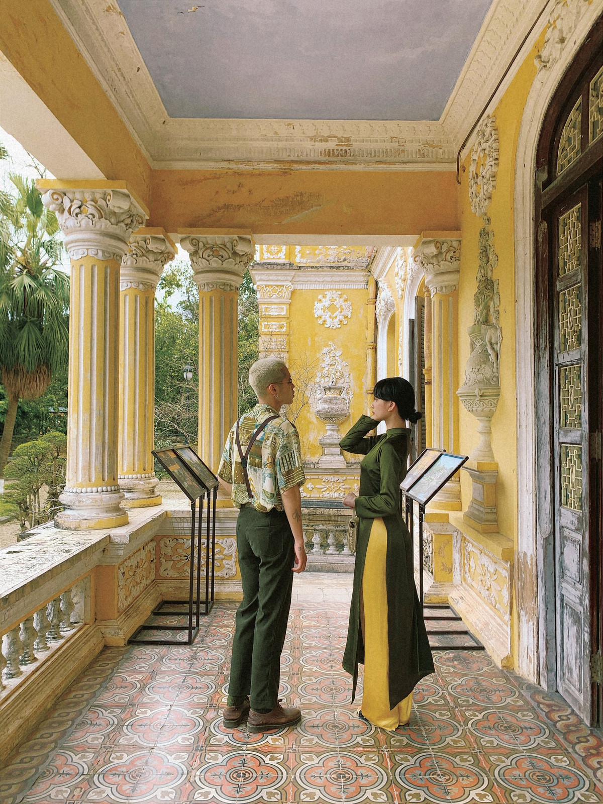 Để chủ động có ảnh đẹp, Khang và Dung không quên mang tripod trong mỗi chuyến đi. Họ tìm hiểu về địa điểm, thời gian, mùa đẹp nhất, chú ý hướng mặt trời để không bị sấp bóng, đặc biệt chịu khó căn góc chụp và vui vẻ tận hưởng cảnh đẹp.