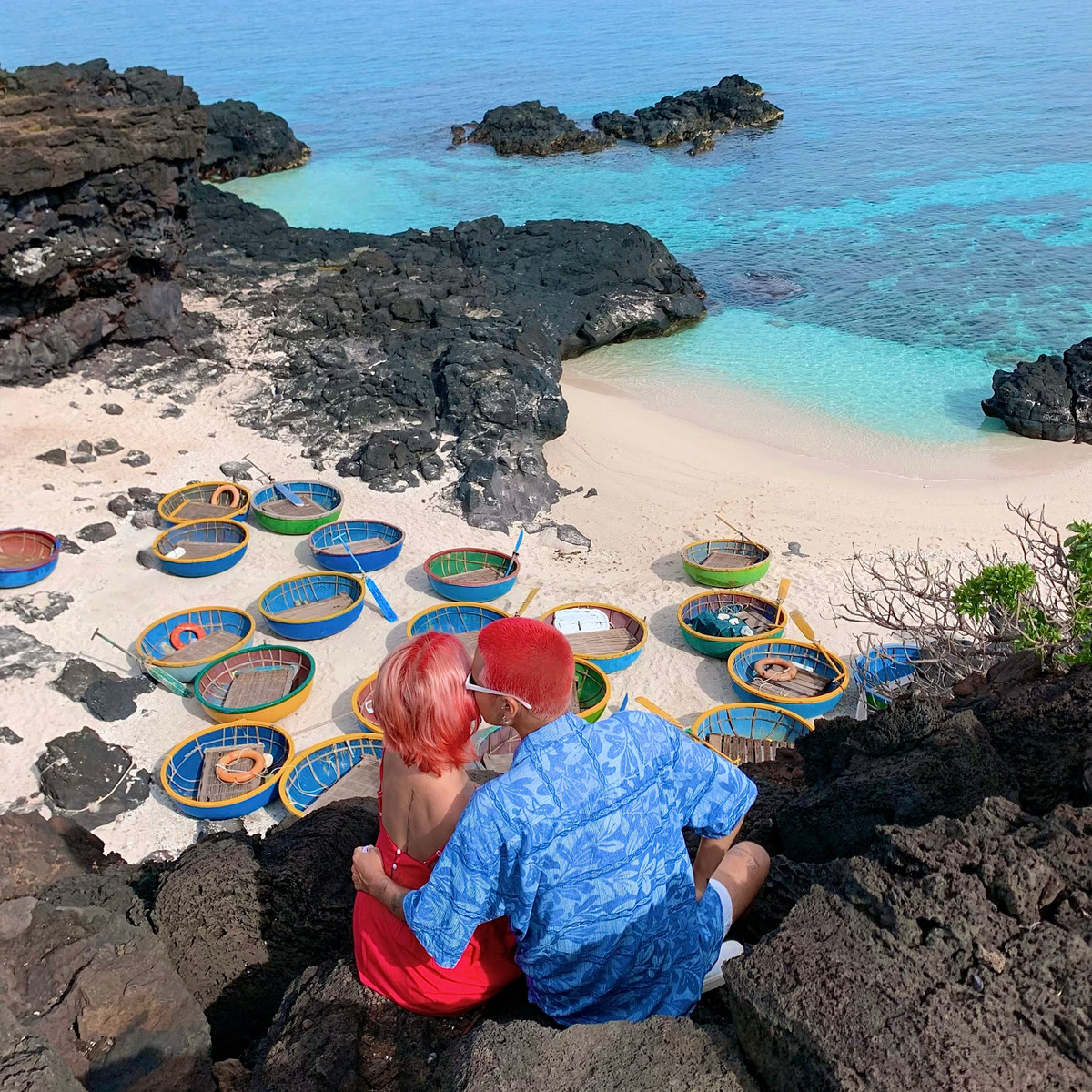 Không ít lần, Khang và Dung được hỏi những câu như “Tiền/thời gian đâu mà đi du lịch suốt thế?”. Mỗi lần như thế, hai người lại mỉm cười. “Công việc của tụi mình tự do nên sắp xếp được thời gian. Tiền đi chơi là hai đứa làm ra và cũng chi tiêu hợp lý. Chúng tôi cũng hay nói đùa lại mọi người rằng: ‘Tiền hết có thể kiếm lại, da đen cũng có thể trắng lại,... nhưng tuổi trẻ, thanh xuân thì không bao giờ quay trở lại’”, Khang nói.