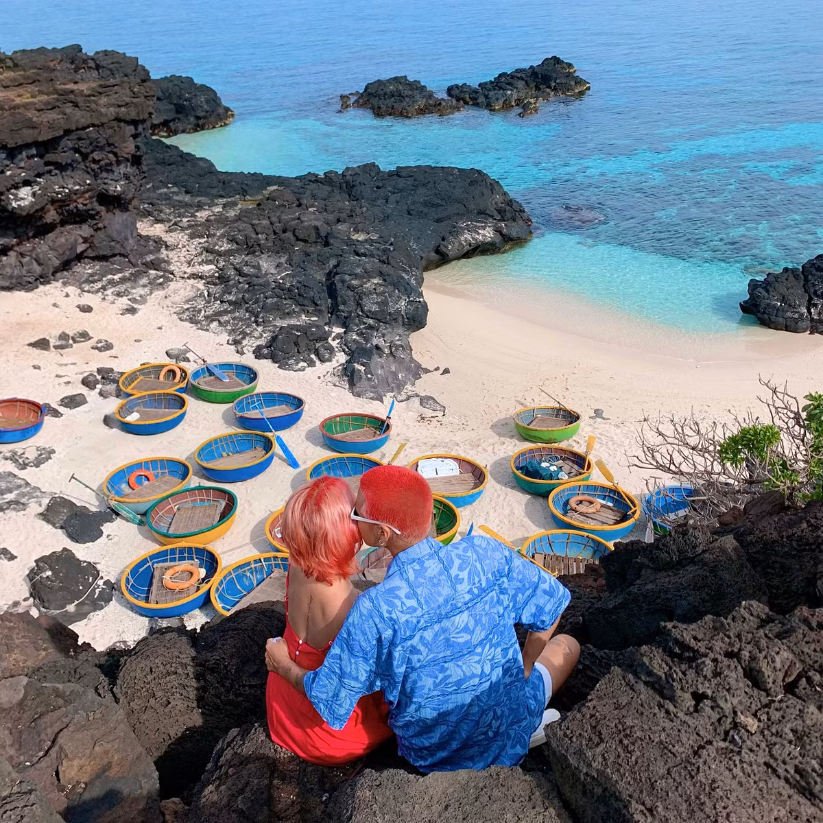 Không ít lần, Khang và Dung được hỏi những câu như “Tiền/thời gian đâu mà đi du lịch suốt thế?”. Mỗi lần như thế, hai người lại mỉm cười. “Công việc của tụi mình tự do nên sắp xếp được thời gian. Tiền đi chơi là hai đứa làm ra và cũng chi tiêu hợp lý. Chúng tôi cũng hay nói đùa lại mọi người rằng: ‘Tiền hết có thể kiếm lại, da đen cũng có thể trắng lại,... nhưng tuổi trẻ, thanh xuân thì không bao giờ quay trở lại’”, Khang nói.