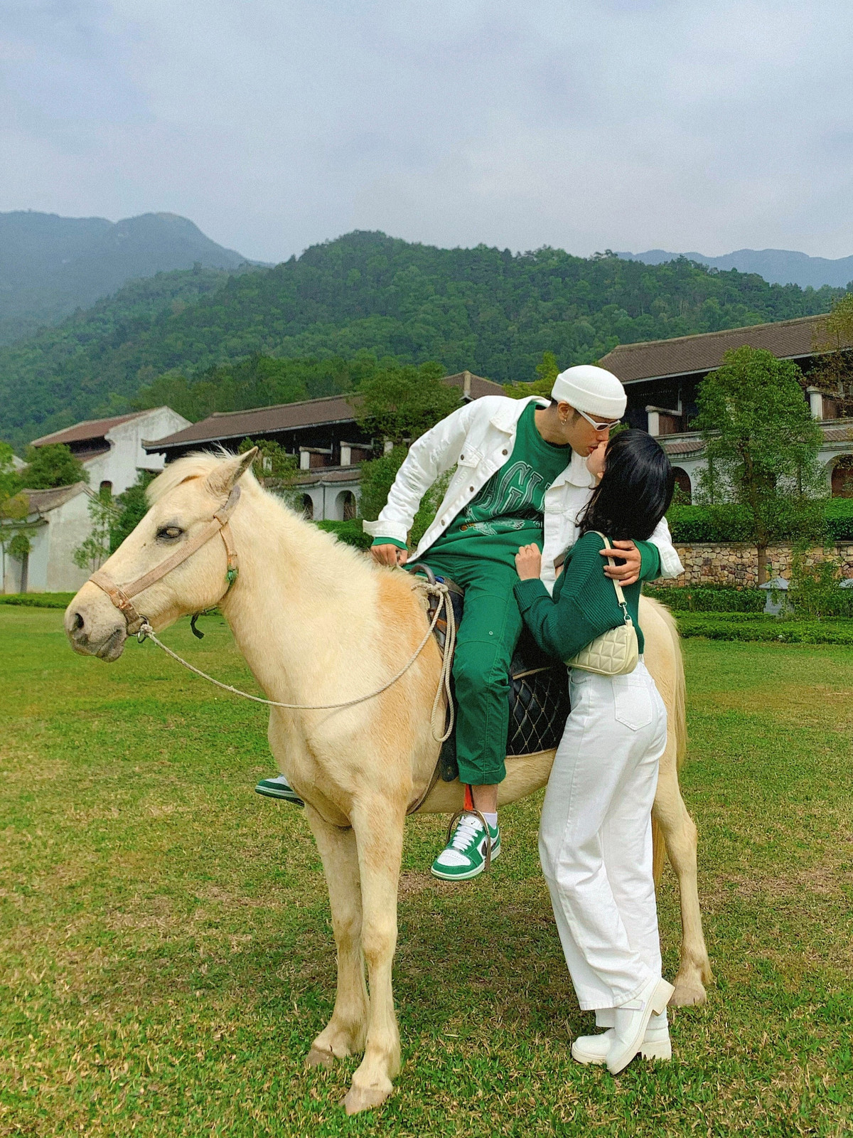 Trong đó, Đà Lạt là nơi Khang và Dung ghé nhiều nhất. Năm nào, cặp đôi cũng tới đây ít nhất một lần vì cùng yêu vẻ đẹp thơ mộng và yên bình, cũng như lưu giữ nhiều kỷ niệm thanh xuân. Đi nhiều nơi ở Việt Nam nhưng Khang và Dung chưa đi nước ngoài cùng nhau. Sắp tới, họ có kế hoạch đến Thái Lan để kỷ niệm 9 năm bên nhau.