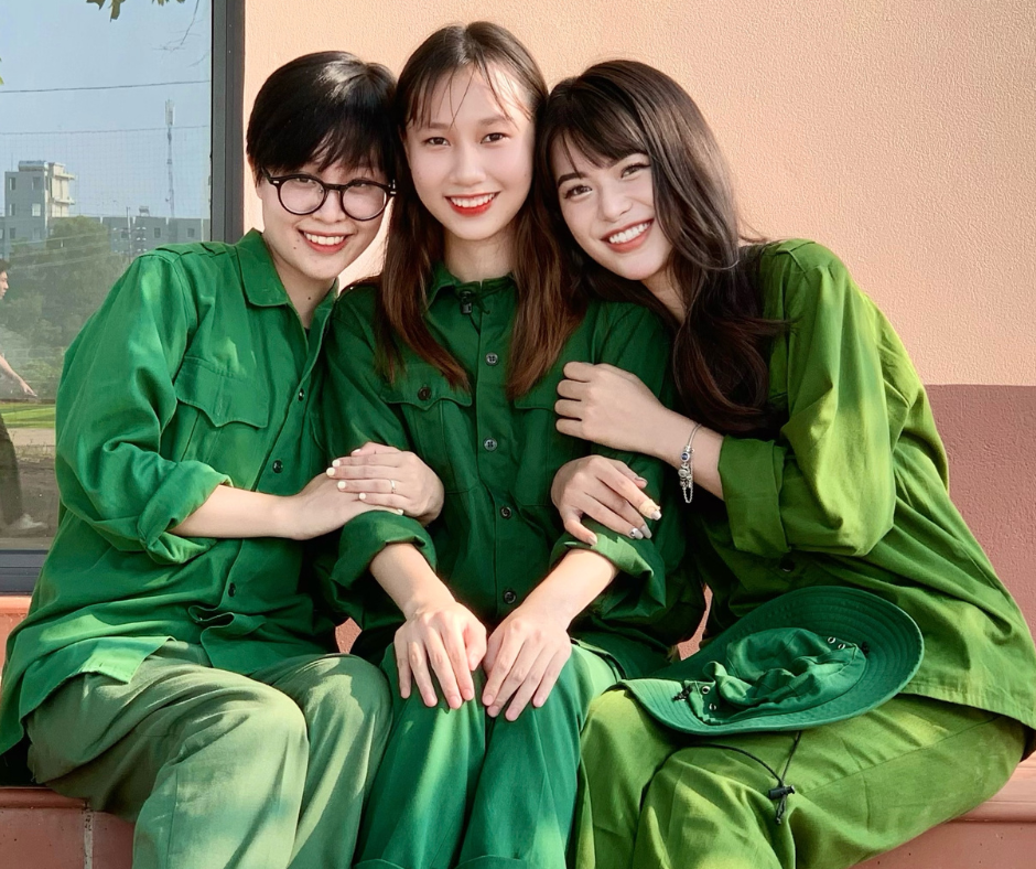 Hà Thu được bạn bè nhận xét nhiệt tình, cởi mở, làm việc cầu toàn, nghiêm túc, luôn đúng deadline. Thu thường đưa ra những ý kiến cá nhân và quan điểm mang tính phản biện để cả nhóm hoàn thành bài tập chỉn chu nhất.