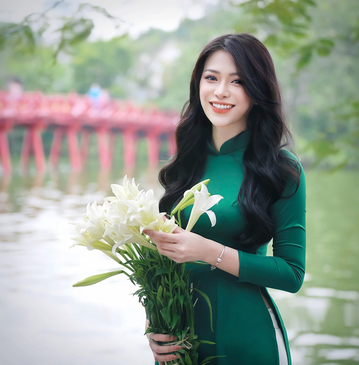 Mới đây, Hà Thu quyết định ghi danh vào cuộc thi Miss World Việt Nam 2023. Nữ sinh nói: “Em từng là cô gái luôn tự ti về bản thân khi so sánh thành công của người khác với thất bại của mình. Sau tất cả, tuổi 22 giúp em nhận ra, hành trình đi tìm bản ngã của mỗi người chưa bao giờ là con đường trải đầy hoa. Vấp ngã là điều không thể tránh khỏi, nhưng thất bại không nên là lý do khiến ta ngừng bước. Em sẵn sàng bước vào cuộc thi với tinh thần học hỏi, thay đổi bản thân ngày càng tốt hơn".