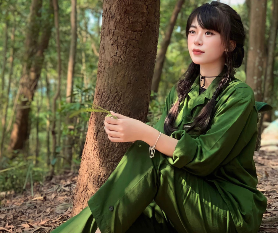 Nữ sinh gốc Hải Phòng sở hữu bảng thành tích khiến nhiều người ngưỡng mộ: thủ khoa đầu vào khối D04 ngành Báo chí, trường Đại học Khoa học Xã hội và Nhân văn, chứng chỉ ngoại ngữ HSK 5, sử dụng thành thạo tiếng Anh và Trung. Hà Thu cũng là cán bộ lớp gương mẫu của Báo chí K64.