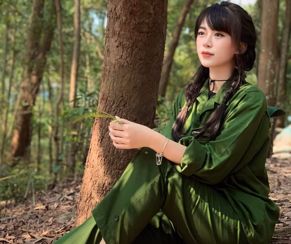 Nữ sinh gốc Hải Phòng sở hữu bảng thành tích khiến nhiều người ngưỡng mộ: thủ khoa đầu vào khối D04 ngành Báo chí, trường Đại học Khoa học Xã hội và Nhân văn, chứng chỉ ngoại ngữ HSK 5, sử dụng thành thạo tiếng Anh và Trung. Hà Thu cũng là cán bộ lớp gương mẫu của Báo chí K64.