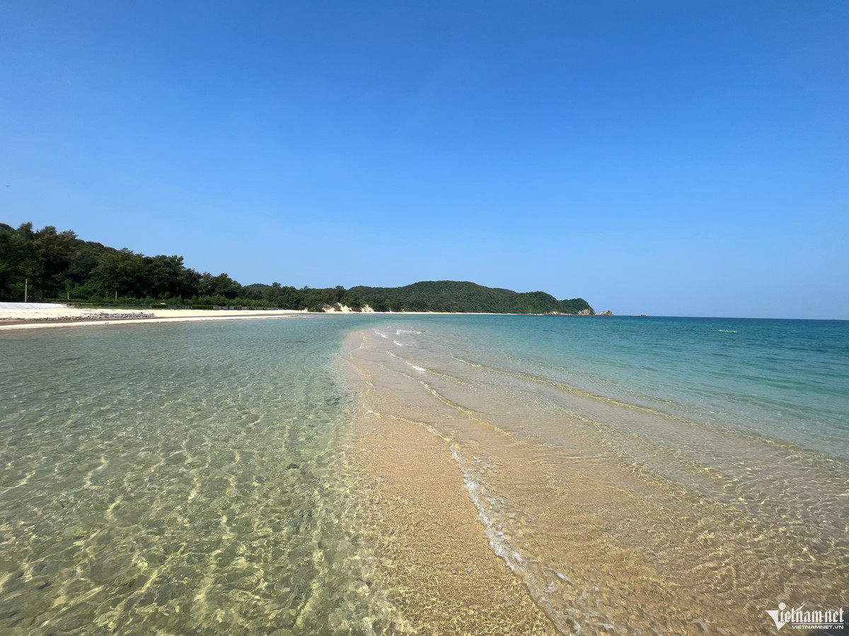  Thanh Lân - Viên ngọc xanh biếc yên bình: Xã đảo Thanh Lân nằm ở phía Đông huyện đảo Cô Tô, cách trung tâm huyện đảo Cô Tô 4 km đường biển, cách cảng Cái Rồng (Vân Đồn) khoảng 40 km. Từ cảng Cái Rồng, du khách có thể đi thẳng tàu cao tốc tới Thanh Lân với thời gian 1,5 tiếng.