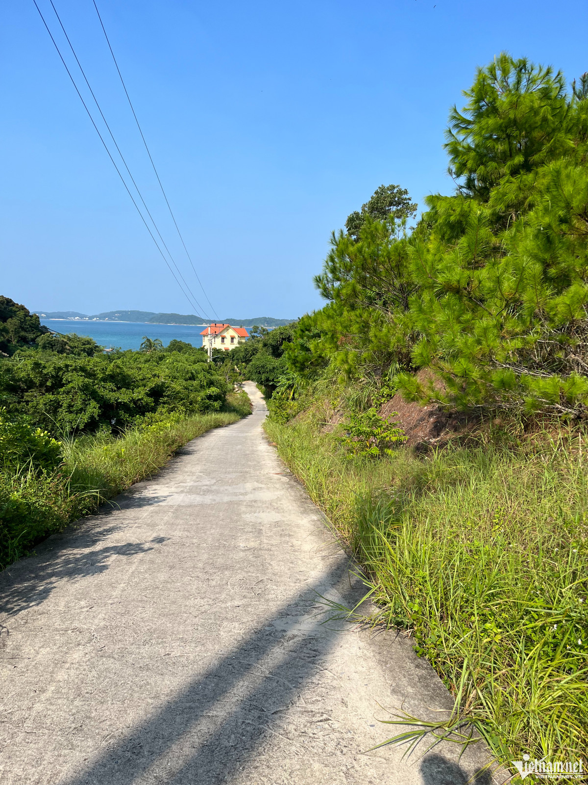 Không kém gì đảo Cô Tô Con, nước biển ở Thanh Lân luôn trong veo và xanh ngắt. Đứng từ những bờ cát trắng tinh mịn màng trải dài đưa mắt ra xa, sẽ là một bức tranh màu nước tuyệt đẹp với những sắc xanh chuyển dần từ nhạt sang đậm, hoà với màu trời và núi non. 
