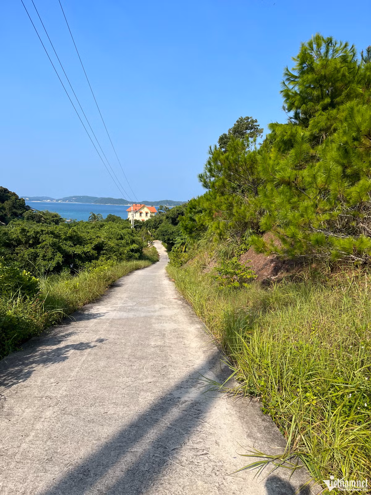Không kém gì đảo Cô Tô Con, nước biển ở Thanh Lân luôn trong veo và xanh ngắt. Đứng từ những bờ cát trắng tinh mịn màng trải dài đưa mắt ra xa, sẽ là một bức tranh màu nước tuyệt đẹp với những sắc xanh chuyển dần từ nhạt sang đậm, hoà với màu trời và núi non. 