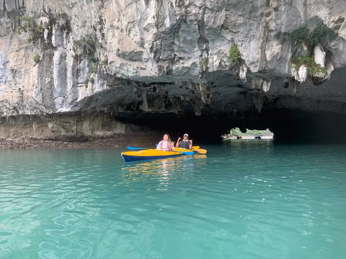 Bên cạnh đó, với lợi thế về địa hình khi nằm bên dòng biển trong xanh uốn mình quanh những dãy núi cao hùng vĩ, hoạt động chèo thuyền Kayak cũng rất được nhiều người yêu thích. Ảnh: @toilanguyentungson