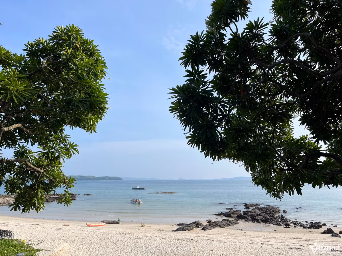  Hòn 7 Sao đẹp 'lạ' ở Cô Tô: Nằm ở phía Đông của huyện Vân Đồn và phía Tây Bắc của đảo Cô Tô lớn, Hòn 7 Sao Cô Tô là quần thể bao gồm 7 hòn đảo lớn nhỏ được nối liền với nhau bởi những con đường cát trắng mịn màng.