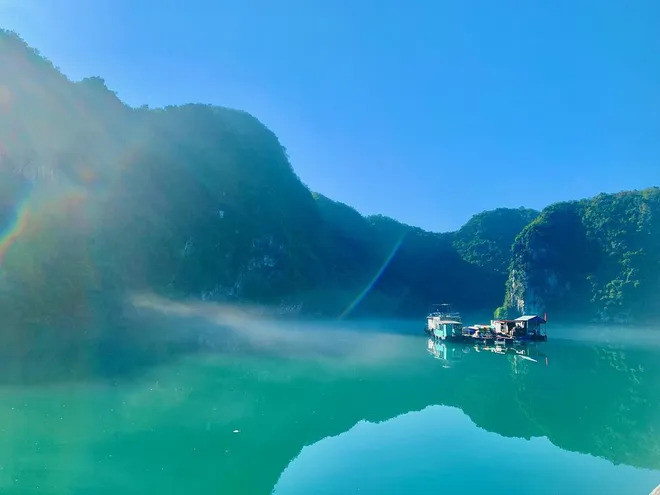 Đến Việt Hải, du khách sẽ có cơ hội trải nghiệm cuộc sống của người dân bản địa, làm quen với văn hoá địa phương một cách gần gũi nhất. Hoạt động mà khá nhiều du khách yêu thích, đặc biệt là các gia đình có con nhỏ là hoá thân thành ngư dân khi đến làng chài. Du khách sẽ được đi thuyền cùng ngư dân bản địa để thu hoạch tôm, cá ở các nhà nổi. Hay các hoạt động làm nông, ghé thăm các trang trại chăn nuôi, hoặc chỉ đơn giản là thong dong tản bộ ngắm nhìn khung cảnh làng chài chìm dần trong bóng đổ của hoàng hôn… Ảnh: @bcuzwhythefnot1