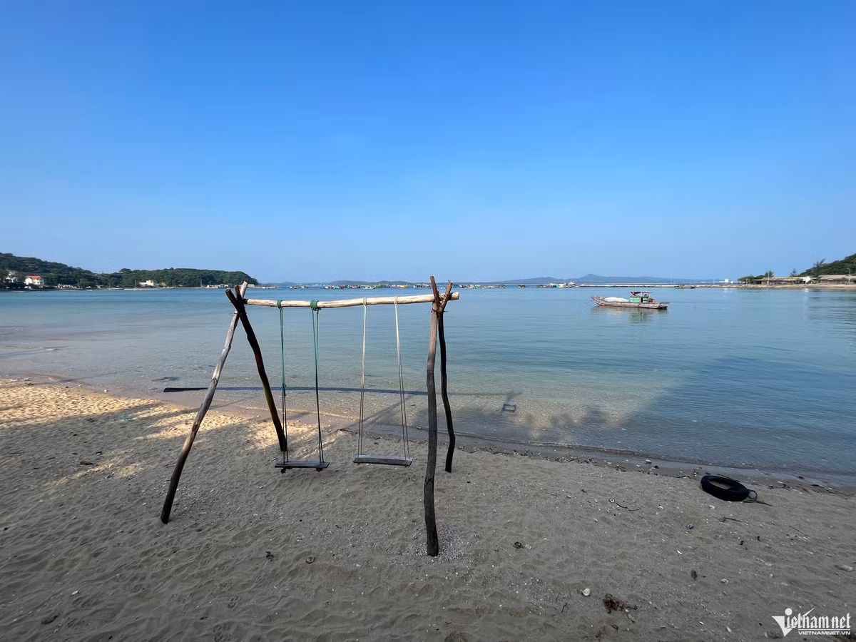 Những phương tiện di chuyển trên đảo gồm ô tô, xe điện và xe máy. Nhưng nếu muốn cảm nhận hết vẻ đẹp của viên ngọc ẩn này, du khách nên thuê xe máy để có thể khám phá mọi ngóc ngách và cảm nhận được trọn vẹn những cảm xúc mà thiên nhiên mang lại.