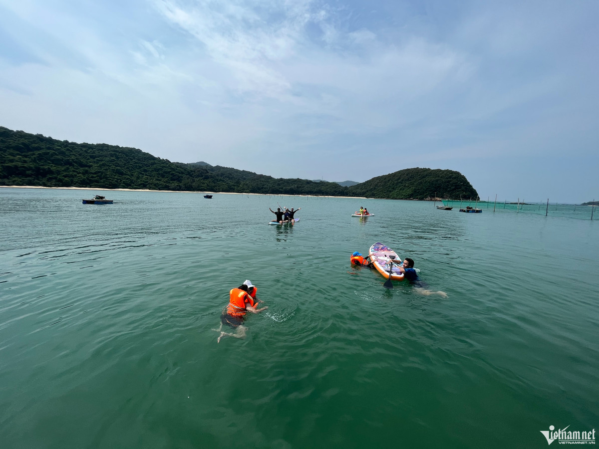 Trên đảo do chưa phát triển mạnh về du lịch, nên không bị đông đúc, xô bồ. Trên đảo chỉ có vài nhà nghỉ với sức chứa tổng 200-300 khách, nhưng vẫn đầy đủ tiện nghi cơ bản như điều hoà, bình nóng lạnh. Người dân trên đảo cũng rất thân thiện, nhiệt tình, dịch vụ chu đáo. Du khách đến đây, xung quanh thường chỉ có tiếng gió thổi, tiếng sóng biển rì rào vỗ bờ, tiếng chim hót vang vọng từ trên rừng.