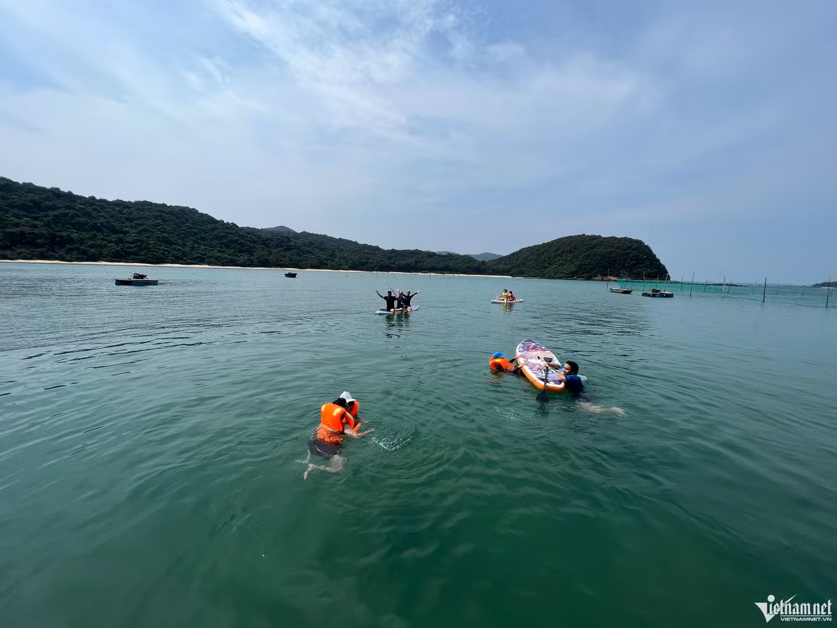 Trên đảo do chưa phát triển mạnh về du lịch, nên không bị đông đúc, xô bồ. Trên đảo chỉ có vài nhà nghỉ với sức chứa tổng 200-300 khách, nhưng vẫn đầy đủ tiện nghi cơ bản như điều hoà, bình nóng lạnh. Người dân trên đảo cũng rất thân thiện, nhiệt tình, dịch vụ chu đáo. Du khách đến đây, xung quanh thường chỉ có tiếng gió thổi, tiếng sóng biển rì rào vỗ bờ, tiếng chim hót vang vọng từ trên rừng.