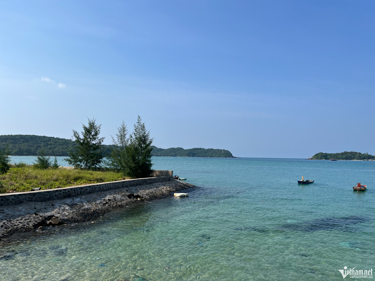 Đảo Thanh Lân có diện tích khoảng 27km2, rừng tự nhiên che phủ hơn 70%. Dù không quá rộng, nhưng hòn đảo xinh đẹp có nguồn tài nguyên rất phong phú, đa dạng, tạo nên rất nhiều hoạt động cho du khách ghé đến.