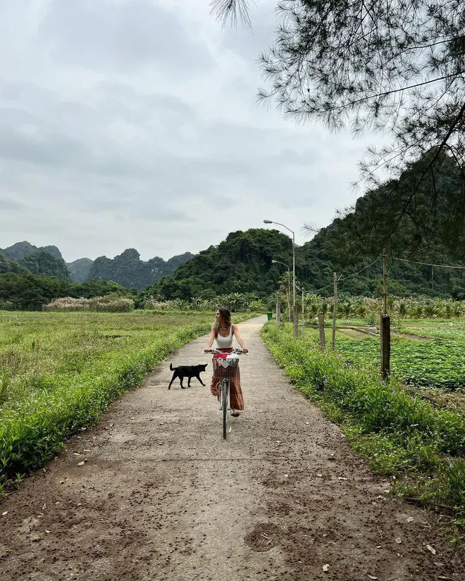 Để đến Việt Hải, có 2 con đường: Đi thuyền qua Vịnh Lan Hạ đến bến Việt Hải hoặc du khách có thể băng rừng nguyên sinh xuyên Vườn quốc gia Cát Bà để vào làng. Ảnh: @bcuzwhythefnot1