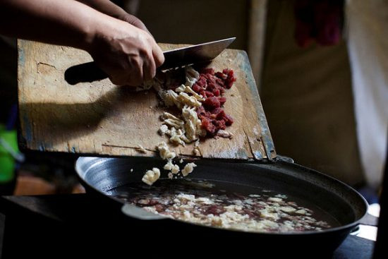 Ngoài sữa tuần lộc, chế độ ăn của người Dukha còn được bổ sung chủ yếu là thịt và các sản phẩm làm từ bột mì, ví dụ như các loại bánh bao hay mì sợi địa phương.