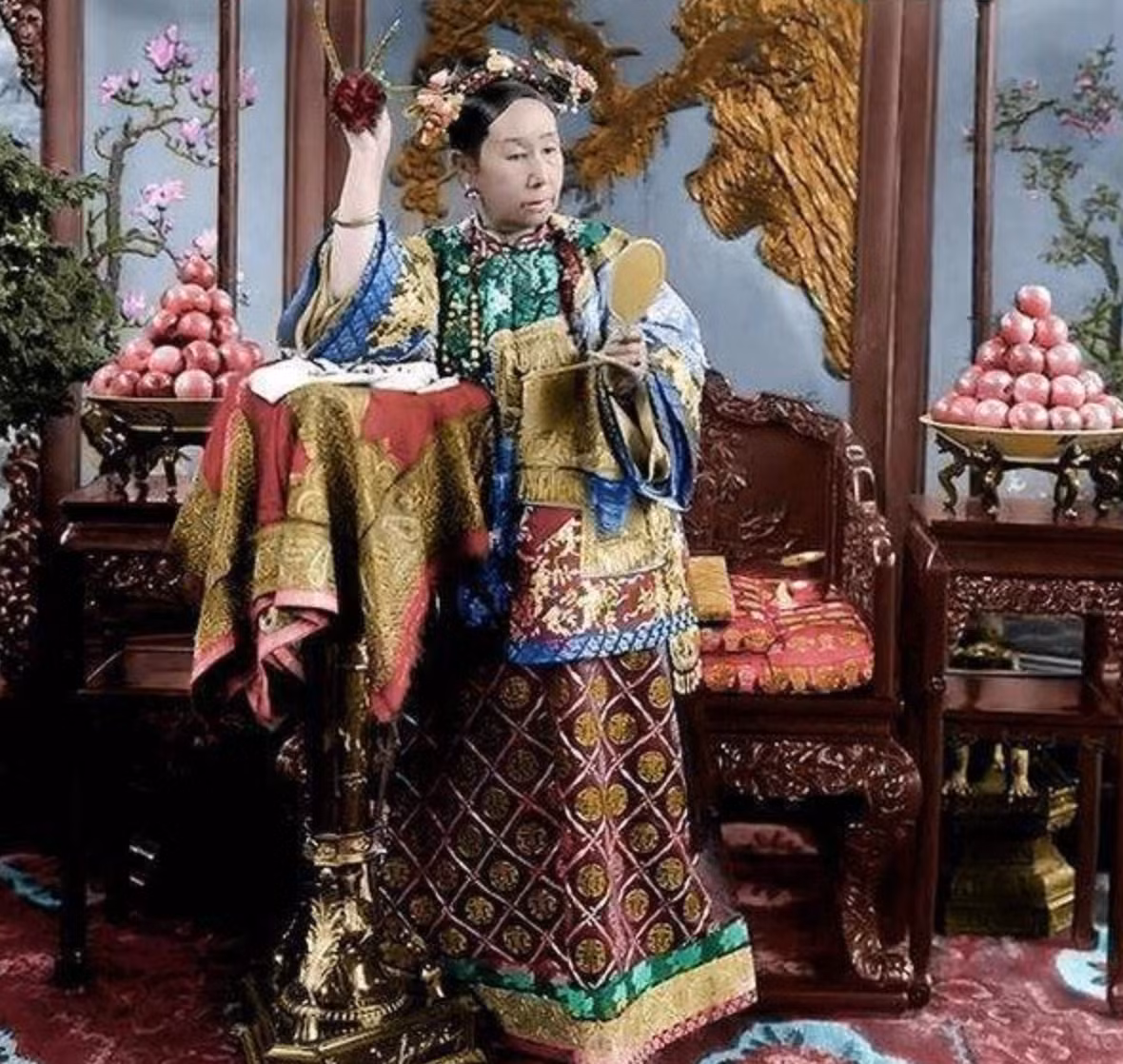 Thậm chí, Từ Hy Thái hậu chính là người khiến Vương triều Mãn Thanh ngày một lụi tàn và cuối cùng bị diệt vong, rất ứng nghiệm với lời nguyền của Hòa Thân.