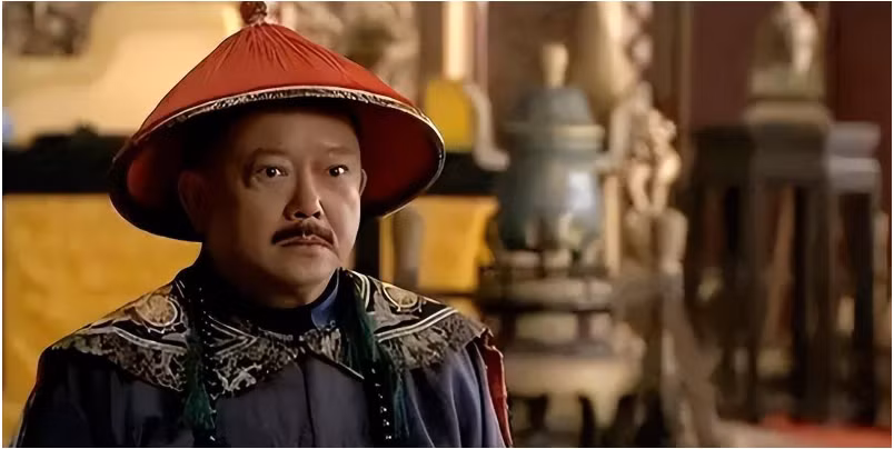 Đáng chú ý, ở câu thơ cuối, hắn hàm ý "nhận rõ hương hỏa kẻ hậu nhân" ý chỉ sẽ đầu thai. Trùng hợp thay, sau lần lũ thứ 2 thì một nhân vật có ảnh hưởng to lớn đến nhà Thanh sau này cũng được sinh ra - Từ Hy Thái hậu.