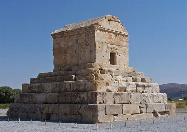 9. Lăng mộ của Cyrus Đại đế ở Iran: Cyrus Đại đế là người đã sáng lập và cai trị Đế quốc Ba Tư rộng lớn trong thế kỷ thứ 6 trước Công nguyên. Lăng mộ của ông là tượng đài quan trọng nhất ở Pasargadae, kinh đô xưa của Ba Tư, hiện tại là Iran. Trên lăng mộ còn có một dòng chữ: "Hỡi người viếng thăm, ta là Cyrus, người trị vì đế chế Ba Tư và là Đức vua của châu Á". Thật không may là hiện tại không còn chút dấu vết nào của dòng chữ này ở lăng mộ.