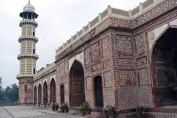 6. Lăng mộ của Jahangir ở Lahore, Pakistan: Đây là lăng mộ được con trai Hoàng đế Jahangir, cai trị vương triều Mughal từ 1605-1627 xây dựng 10 năm sau khi Jahangir mất. Lăng mộ tọa lạc trong một khu vườn có tường cao bao quanh và có bốn ngọn tháp cao 30m. Phía trong lăng là một quan tài bằng đá cẩm thạch trắng, xung quanh được trang trí bằng những bức họa khảm hoa.