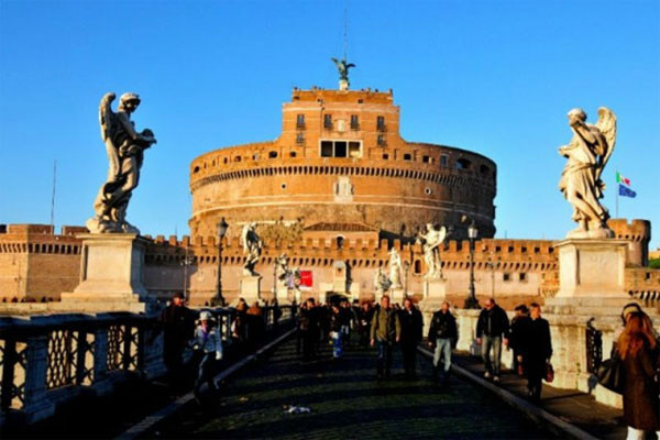 7. Lăng Castel Sant'Angelo ở Rome, Ý: Lăng mộ của Hadrian, thường được biết đến với tên gọi là Castel Sant'Angelo, là một tòa nhà hình trụ cao chót vót, ban đầu được xây dựng là nơi an nghỉ của hoàng đế La Mã Hadrian và gia đình của ông. Một năm sau khi mất vào năm 138, tro cốt của hoàng đế Hadrian và hoàng hậu Sabina cùng người con trai nuôi được đặt tại đây.