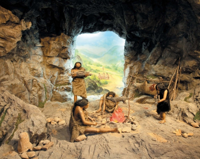 Những phát hiện trước đây về các vật phẩm bằng đá lửa ở Na Uy được giải thích là do sự di chuyển của đá trong Kỷ băng hà hoặc quá trình trao đổi hàng hóa sau đó. Thời kỳ đồ đá, bao gồm thời kỳ đồ đá cũ, đồ đá giữa và đồ đá mới, kéo dài từ năm 10.000 trước Công nguyên đến năm 1.800 trước Công nguyên ở Na Uy. Những người thời kỳ đồ đá đầu tiên sống dọc theo bờ biển của đất nước. Họ đánh cá ở biển và săn thú rừng.