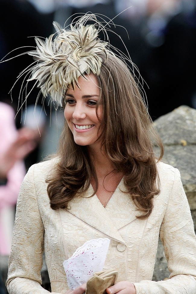 Từ ngày hội đua ngựa đến sinh nhật tiểu công chúa Charlotte, Công nương Kate Middleton không bao giờ thiếu những chiếc mũ với kiểu dáng độc đáo. Cô luôn biết cách khiến bản thân trở nên duyên dáng, với việc kết hợp màu sắc đồng điệu giữa trang phục cùng phụ kiện đi kèm. 