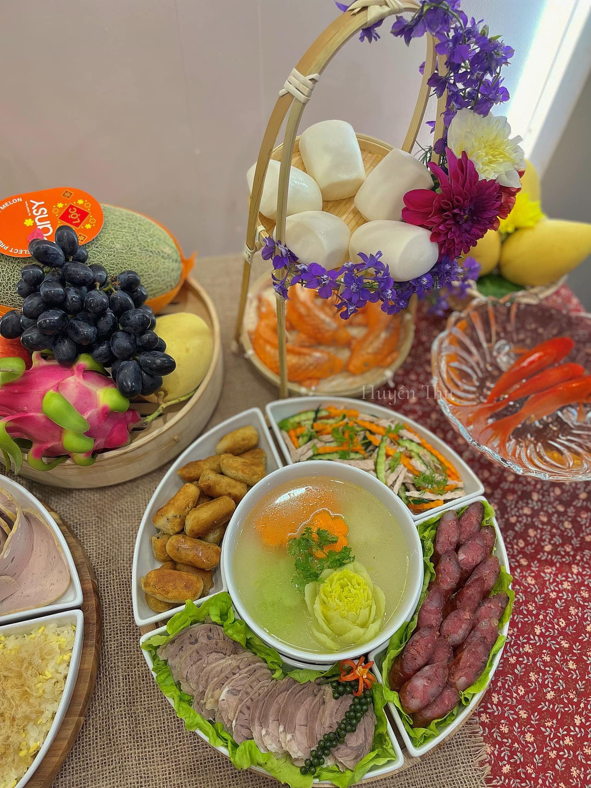 Đặc biệt ngày 30 Tết phải làm lễ rước ông Táo về ngự ở gia đình để cầu xin ngài phù hộ cho đất nước được thanh bình, nhân dân an lạc. Tất cả dân chúng đều cơm no áo ấm. Mọi người đều sống thoải mái qua đầu năm cho đến những cuối năm...