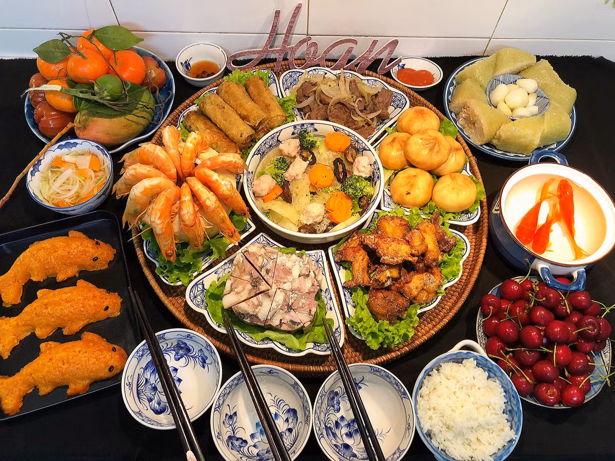 Bên cạnh đó tín ngưỡng dân gian còn dâng cúng cá chép sống - vật để Táo quân cưỡi về trời. Khi làm lễ cúng xong người dân phóng sinh cá chép.