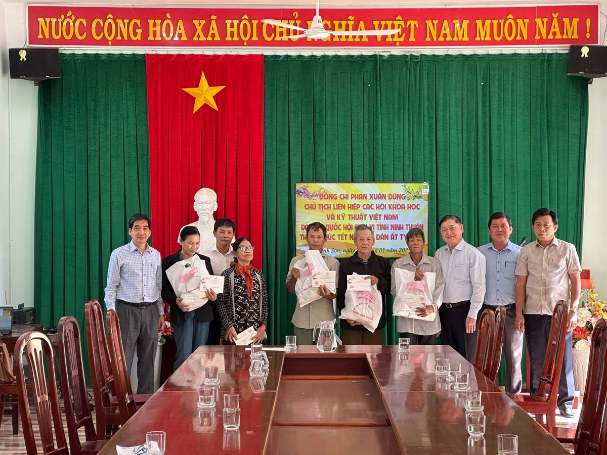 Chủ tịch Phan Xuân Dũng chúc Tết Nguyên đán 2025 tại tỉnh Ninh Thuận - Hình 2 Chu tich Phan Xuan Dung chuc Tet Nguyen dan 2025 tai tinh Ninh Thuan-Hinh-2