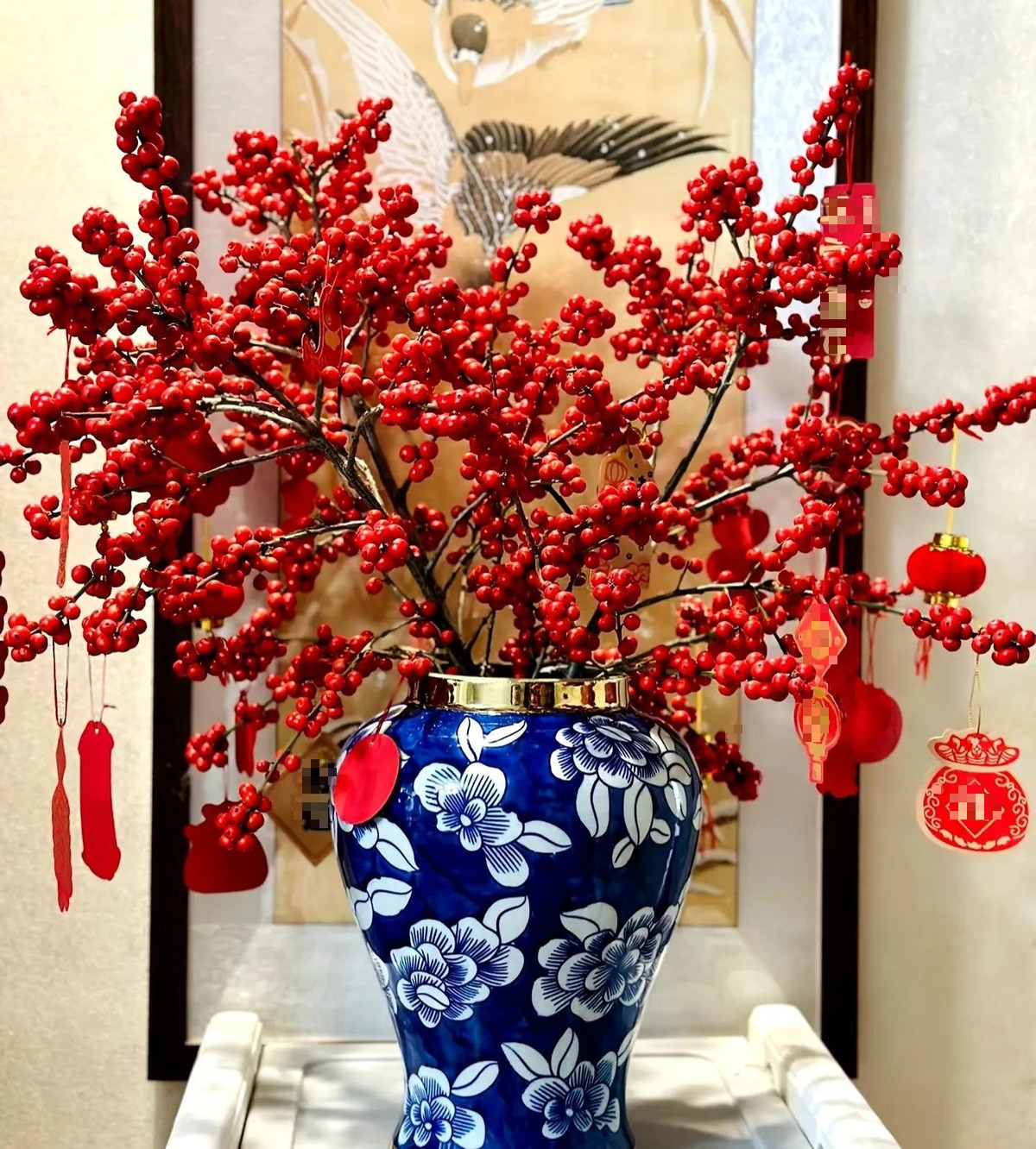  2. Cây cảnh: Đào đông. Vẻ ngoài của cây cảnh này được cho là mang lại may mắn, tài lộc, thịnh vượng. Màu đỏ thường được liên kết với sự may mắn và tài lộc trong nền văn hóa truyền thống. Đào đông đỏ hiện nay thường trở nên phổ biến hơn vào dịp Tết Nguyên Đán, cùng với hình ảnh hoa mai và hoa đào để mang lại không khí tươi mới và may mắn cho năm mới. 