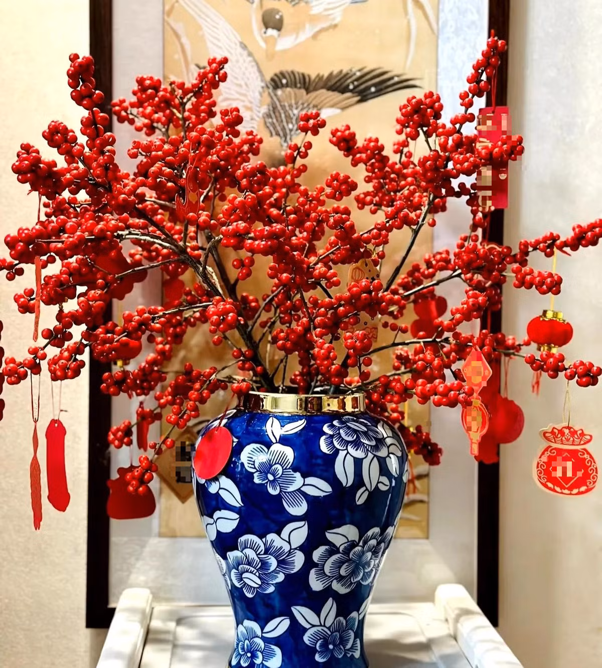  2. Cây cảnh: Đào đông. Vẻ ngoài của cây cảnh này được cho là mang lại may mắn, tài lộc, thịnh vượng. Màu đỏ thường được liên kết với sự may mắn và tài lộc trong nền văn hóa truyền thống. Đào đông đỏ hiện nay thường trở nên phổ biến hơn vào dịp Tết Nguyên Đán, cùng với hình ảnh hoa mai và hoa đào để mang lại không khí tươi mới và may mắn cho năm mới. 