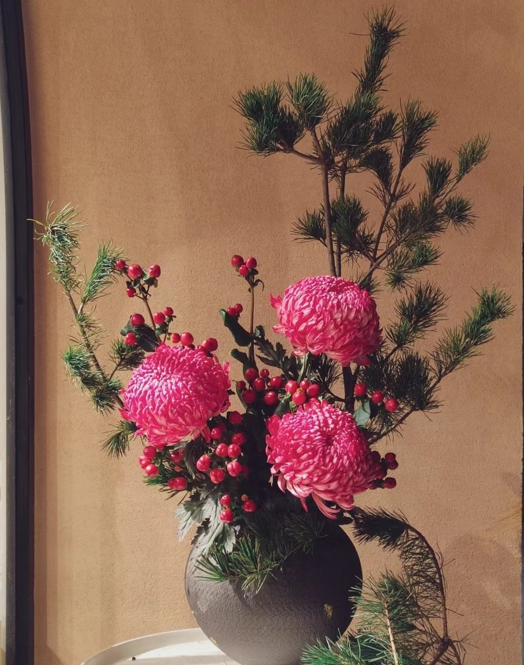  7. Cây cảnh: Tùng bồng lai. Cành và lá của cây tùng bồng lai quanh năm xanh tươi, lá giống như lá thông, mảnh mai và mềm mại, mang đến cho người ta cảm giác tươi mát và tao nhã. Cây cảnh này có thể trồng làm cây bonsai hoặc cắt cành cắm lọ hoa cũng rất trang nhã. Ngôi nhà không chỉ tăng thêm sức sống, cây xanh mà còn mang lại sự may mắn cho gia đình bạn.