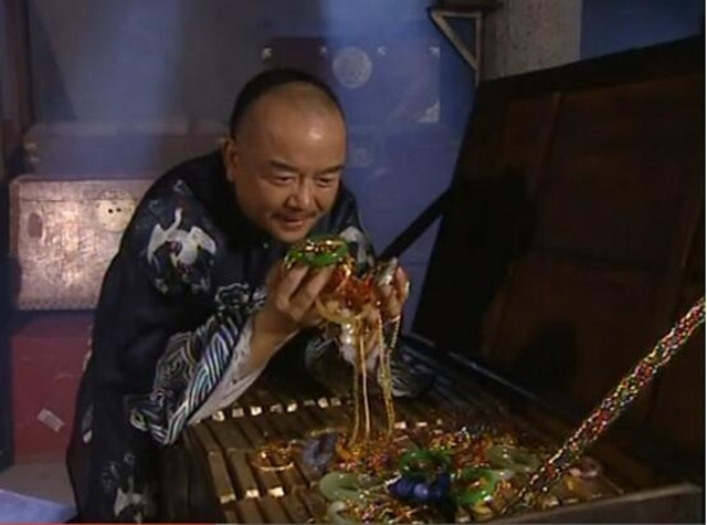 Sau 1 đêm suy nghĩ, Gia Khánh đã tìm được cách. Trước đó, Càn Long đã cho con trai Hòa Thân là Phong Thân Ân Đức lấy công chúa Cố Luân Hòa Hiếu. Thế nên quan lại bấy giờ không dám xét nhà con trai Hòa Thân vì ngại quan hệ với hoàng tộc của hắn ta. Để mở đường cho đội ngũ điều tra tham ô, Gia Khánh gọi tất cả vào và tuyên bố: “Triệt tra”.