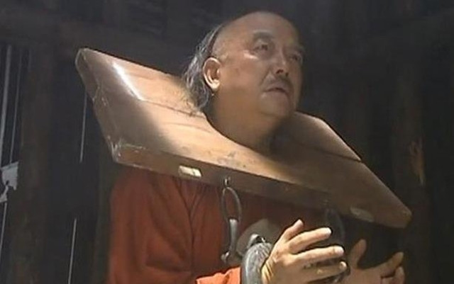 Chỉ với 2 từ này như tháo bỏ toàn bộ vướng mắc, cho phép điều tra tất cả mọi thân thích của Hòa Thân, bất kể danh phận là gì. Quả thực sau đó đã tịch thu được rất nhiều tài sản của Hòa Thân.