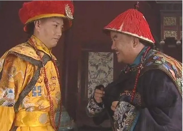 Nhưng khi đến khám xét, tất cả đều không thấy vàng bạc hay bất cứ thứ gì xa xỉ trong nhà Hòa Thân. Điều này khiến mọi người kinh ngạc, cũng không biết giải quyết thế nào.