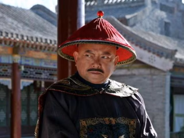 Trong ngày thông báo di chiếu của Càn Long, Gia Khánh tuyên bố miễn chức của Hòa Thân và Phúc Trường An, giao cho Hình bộ tống giam, đồng thời giao cho Thành Thân vương Vĩnh Tinh, Nghi Thân vương Vĩnh Tuyền, Ngạch phụ Lạp Vượng Đa Nhĩ Tế, Định Thân vương Miên Ân, Đại học sĩ Lưu Dung, Đổng Cáo, Binh bộ Thượng thư Khánh Quế phụ trách điều tra gia sản và thẩm vấn.